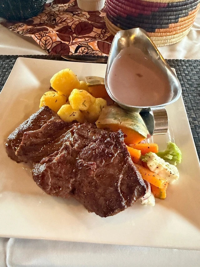 Chimpanzee Forest Lodge · 餐厅与用餐环境