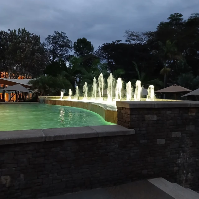 Hemingways Nairobi · 泳池