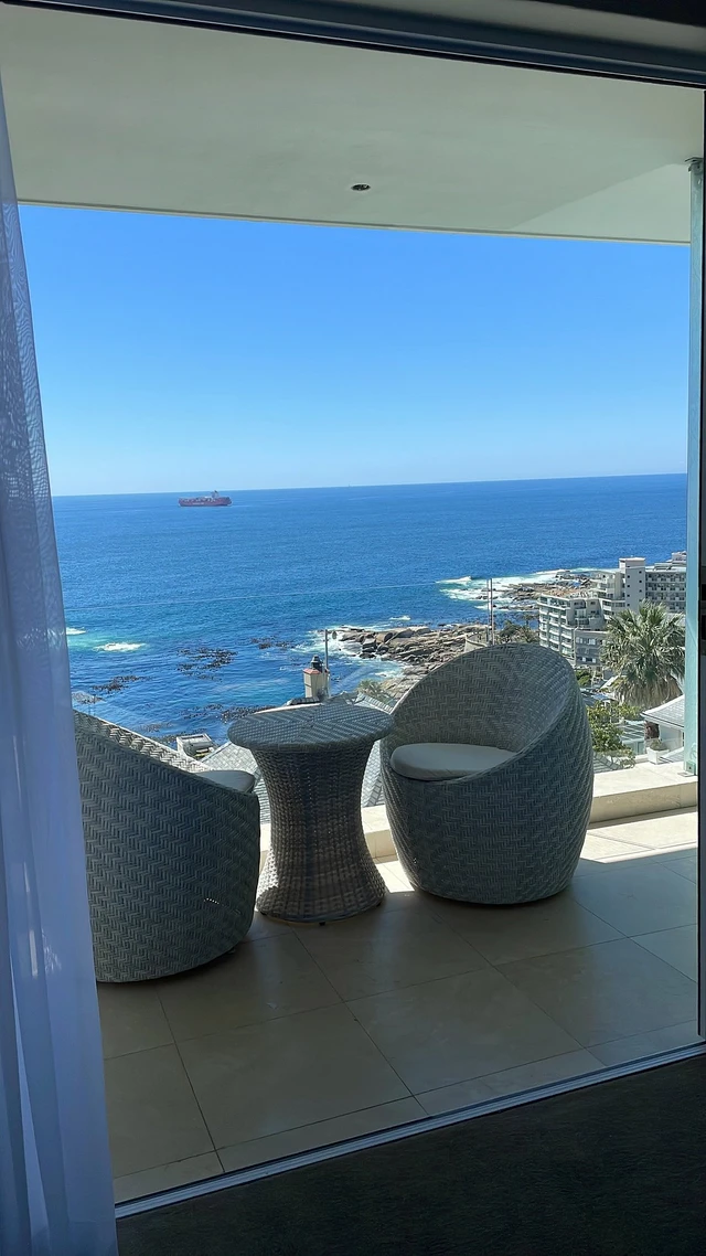 The Clarendon Bantry Bay · 露台与景观