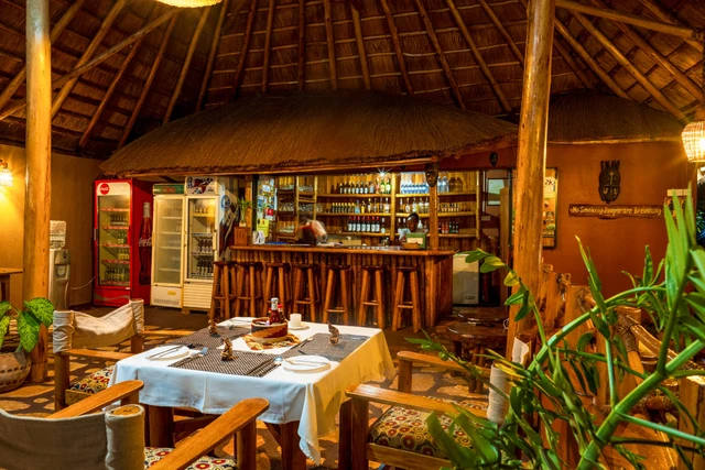Chimpanzee Forest Lodge · 餐厅与用餐环境