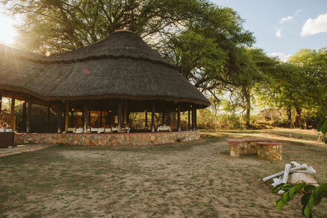 Ruaha River Lodge · 外观与环境