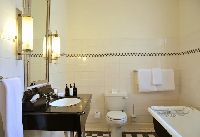 The Victoria Falls Hotel (Signature Suites) · 浴室