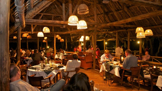 Mara Intrepids Camp · 餐厅与用餐环境