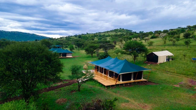 Mbuni Serengeti Camp · 外观与环境