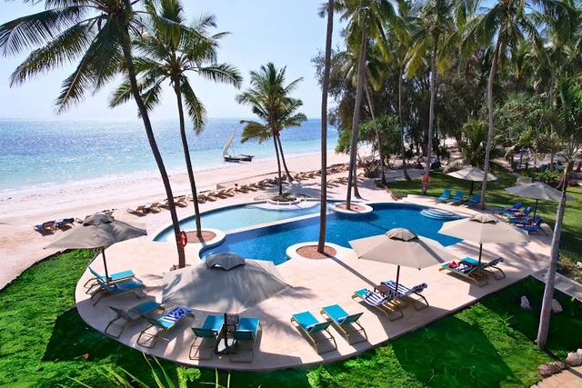Bluebay Beach Resort & Spa · 泳池