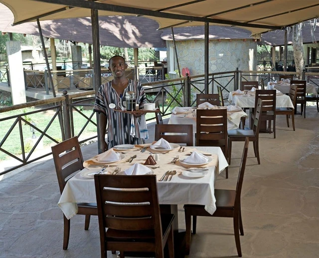 Ashnil Samburu Camp · 餐厅与用餐环境