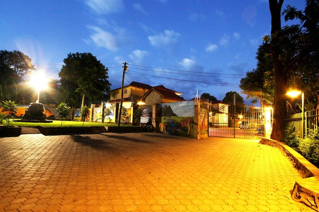 Crest Safari Lodge · 外观与环境