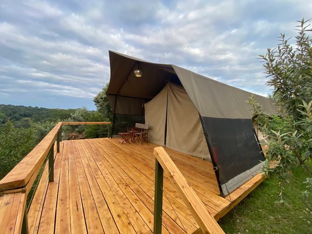 Mara Elatia Camp · 外观与环境