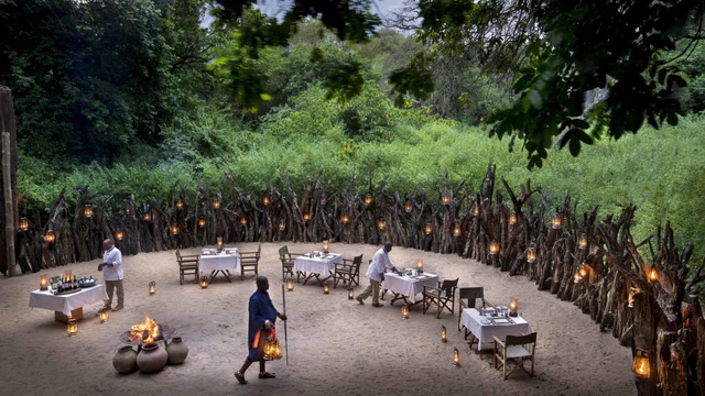&Beyond Lake Manyara Tree Lodge · 餐厅与用餐环境