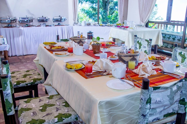 Lake Mulehe Safari Lodge · 餐厅与用餐环境