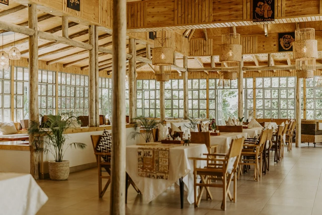 Pazuri Inn · 餐厅与用餐环境