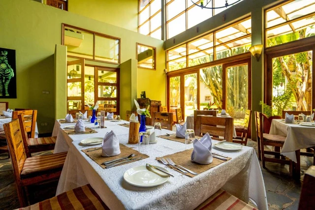 Weru Weru River Lodge · 餐厅与用餐环境