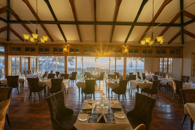 Ngorongoro Lion's Paw Camp · 餐厅与用餐环境