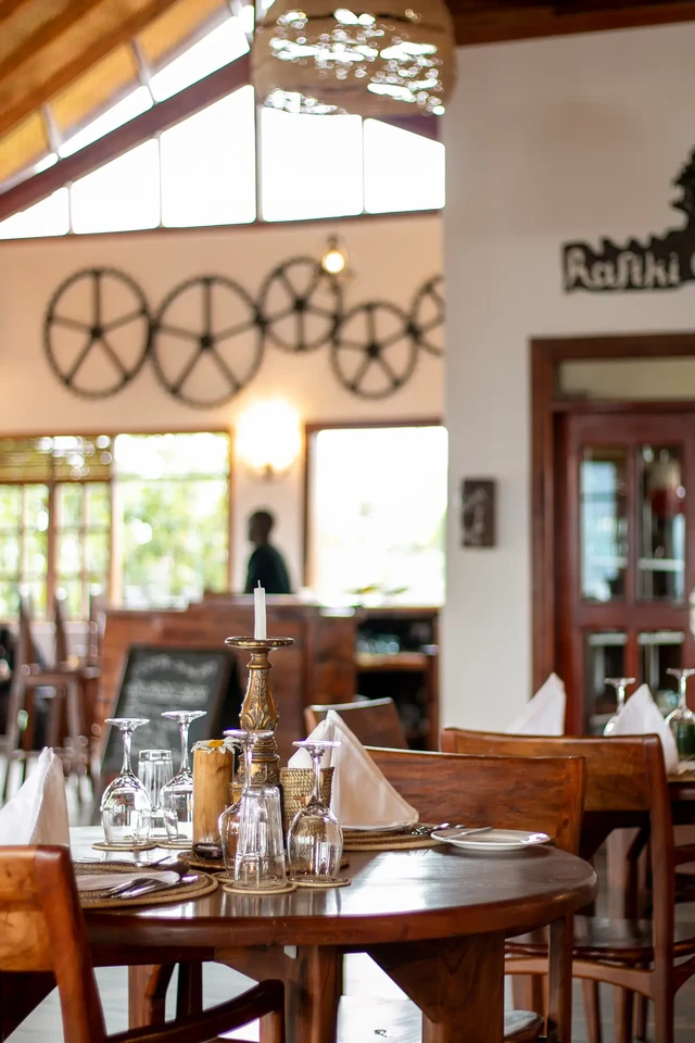 Nkuringo Bwindi Gorilla Lodge · 餐厅与用餐环境