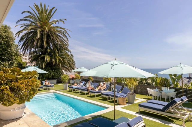 The Clarendon Bantry Bay · 泳池