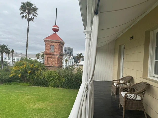 Dock House Boutique Hotel · 露台与景观