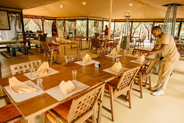 Soroi Mara Bush Camp · 餐厅与用餐环境
