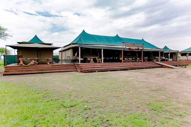 Central Serengeti Luxury Camp · 外观与环境
