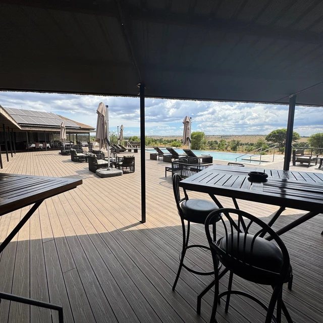 Serengeti Mara River Camp · 露台与景观