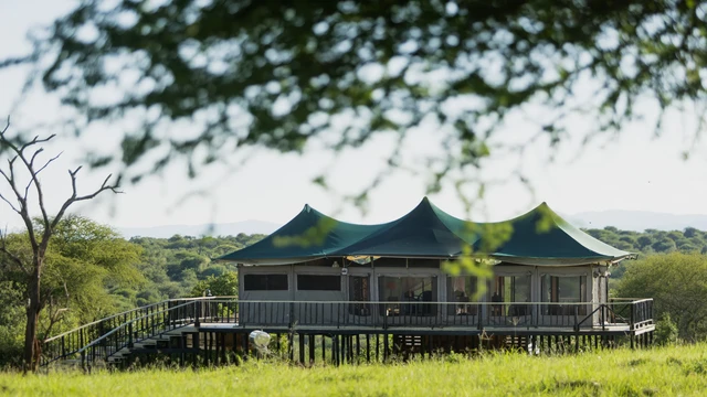 Serian Tarangire Camp · 外观与环境