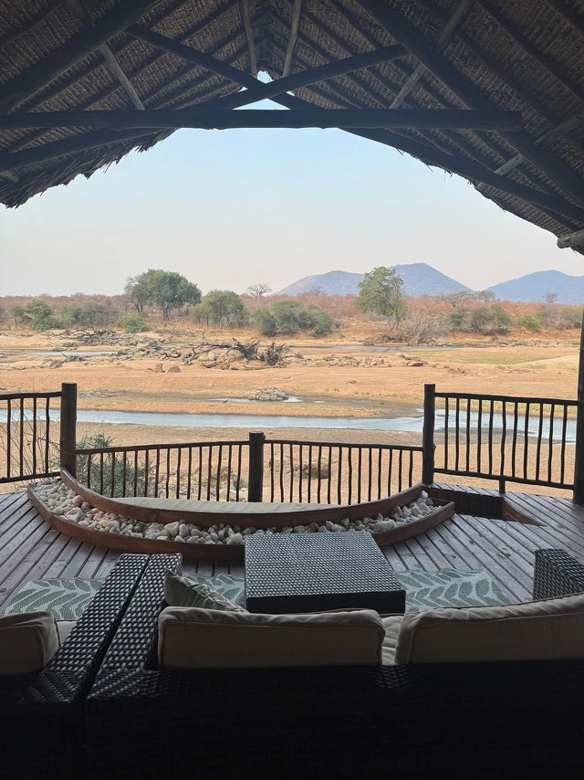 Ruaha River Lodge · 露台与景观