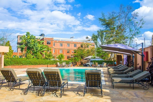 Summit Safari Lodge · 泳池