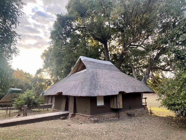 Mfuwe Lodge · 外观与环境