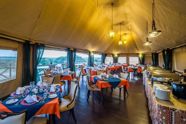 Lake Ndutu Luxury Tented Lodge · 餐厅与用餐环境