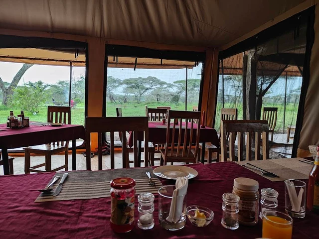 Lake Ndutu Luxury Tented Lodge · 餐厅与用餐环境