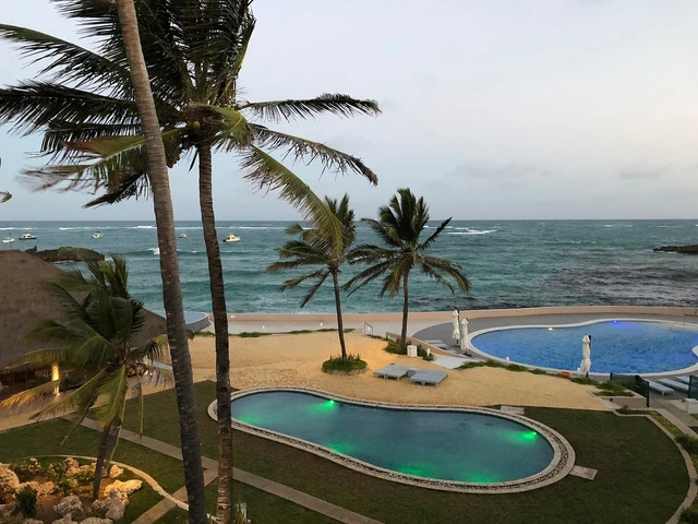 Hemingways Watamu · 泳池