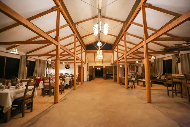 Manyara Safari Lodge · 餐厅与用餐环境