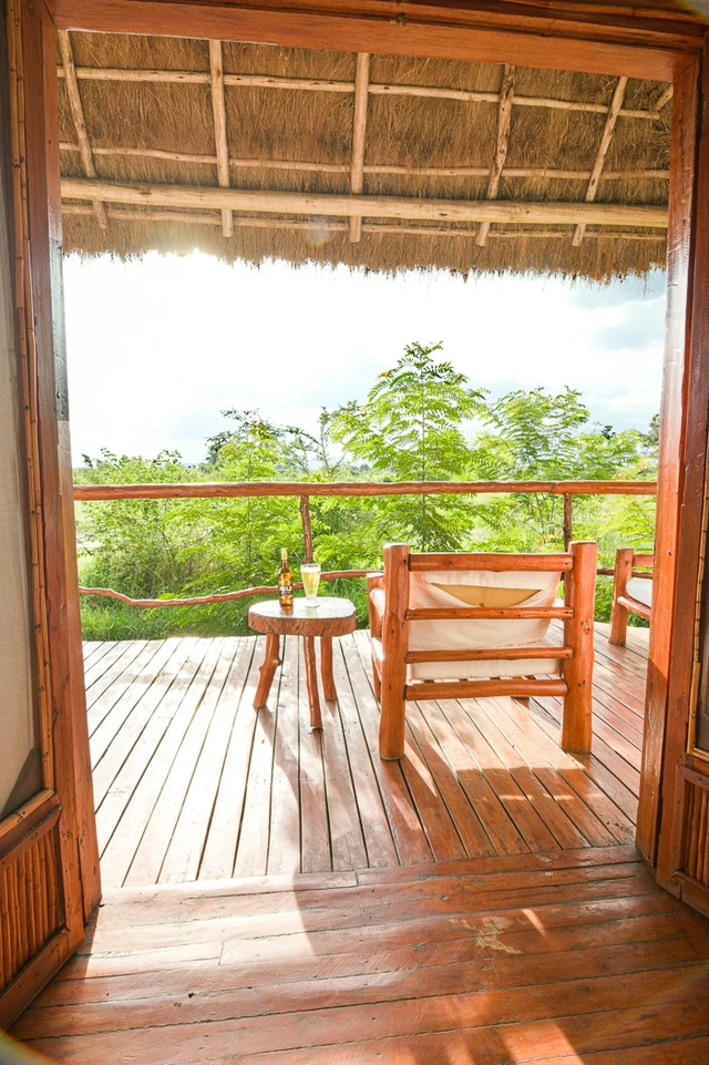 Kazinga Wilderness Safari Camp · 露台与景观