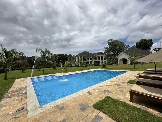 Arusha Farm House · 泳池