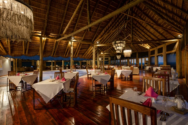 Kubu Kubu Tented Lodge · 餐厅与用餐环境
