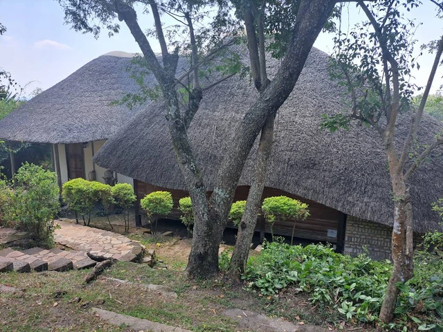 Kyambura Gorge Lodge · 外观与环境