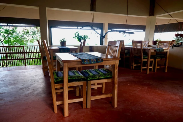 Hyena Hill Lodge · 餐厅与用餐环境