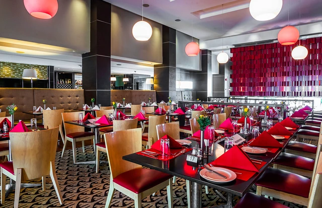 Eka Hotel Nairobi · 餐厅与用餐环境