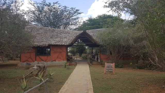Satao Camp · 外观与环境