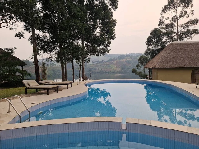 Crater Safari Lodge · 泳池