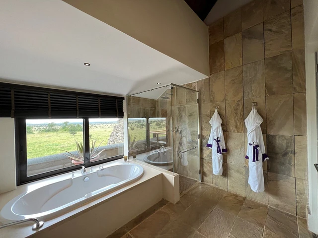 Four Seasons Safari Lodge Serengeti · 浴室