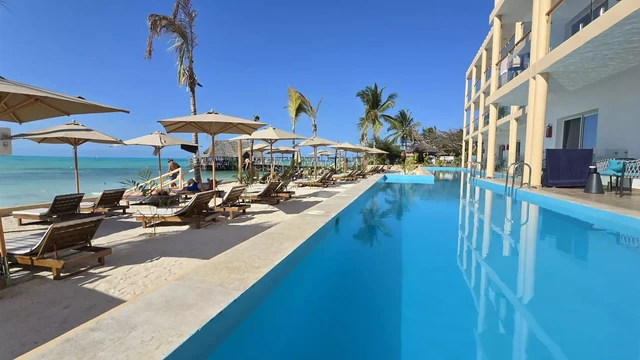Reef & Beach Resort · 泳池