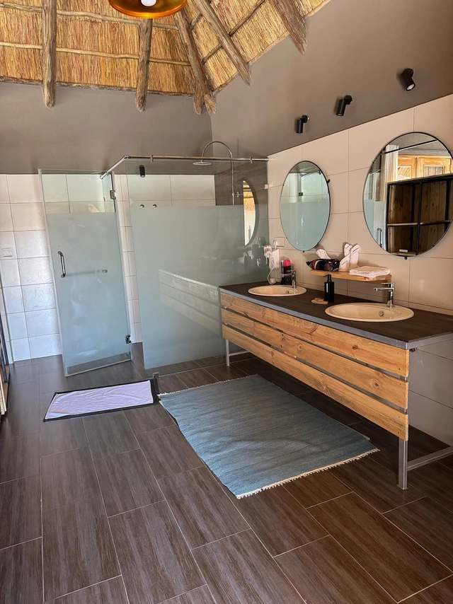 Lake Burunge Baobab Tented Lodge · 浴室