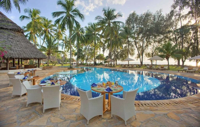 Bluebay Beach Resort & Spa · 泳池