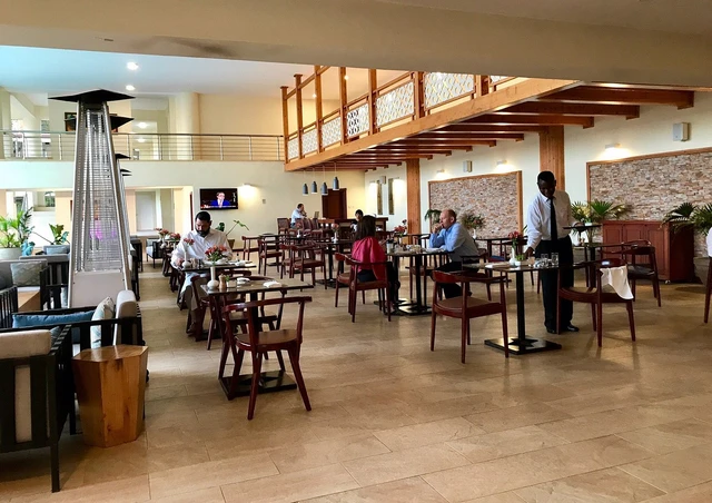 Mövenpick Hotel & Residences Nairobi · 餐厅与用餐环境