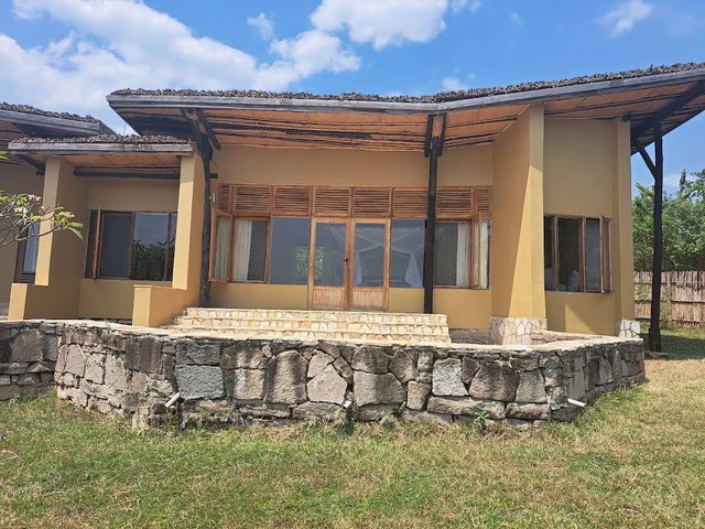 Kyambura Gorge Lodge · 外观与环境
