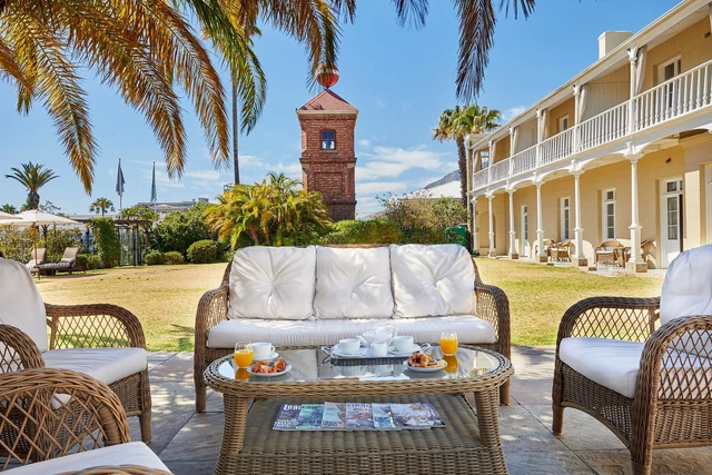 Dock House Boutique Hotel · 露台与景观