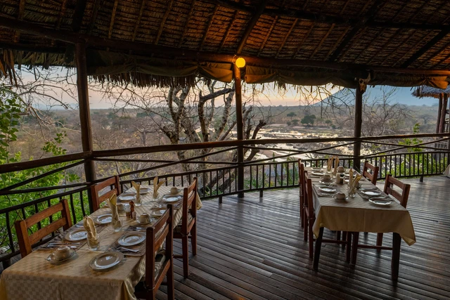 Ruaha River Lodge · 餐厅与用餐环境