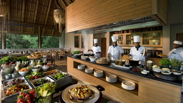 &Beyond Kichwa Tembo Tented Camp · 餐厅与用餐环境