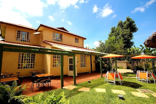 Crest Safari Lodge · 外观与环境