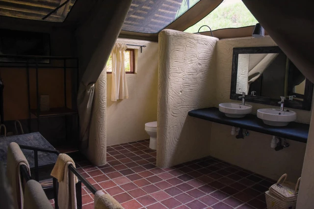 Sangaiwe Tented Lodge · 浴室